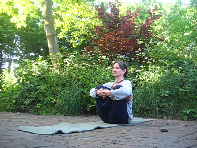 So sieht das aus wenn ich Yoga im Garten mache.