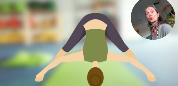 yoga-stunde Yoga-Übung: Stehende gegrätschte Vorwärtsbeuge
