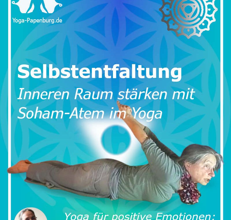 Inneren Raum stärken zur Selbstentfaltung - Mit Soham-Atem: Mahashakti zeigt die Yoga-Übung "der Vogel" mit Verbundenen Händen bei nach oben ausgestreckten Armen.