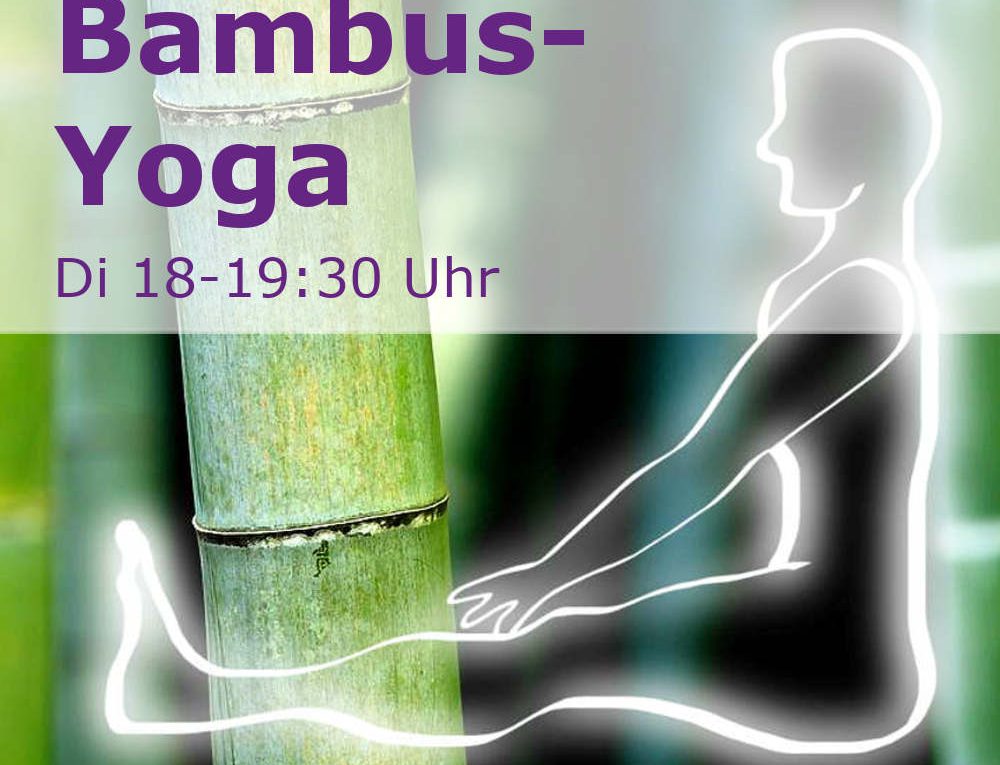 Bambus-Yoga: ein leuchtender Yogi im Langsitz vor einigen grünen Bambus-Stangen.