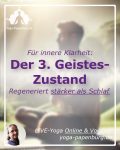 Mann meditiert in der Natur bei hellem Licht - Mentale Klarheit durch Atemübungen bei Stress + Yoga und Meditation