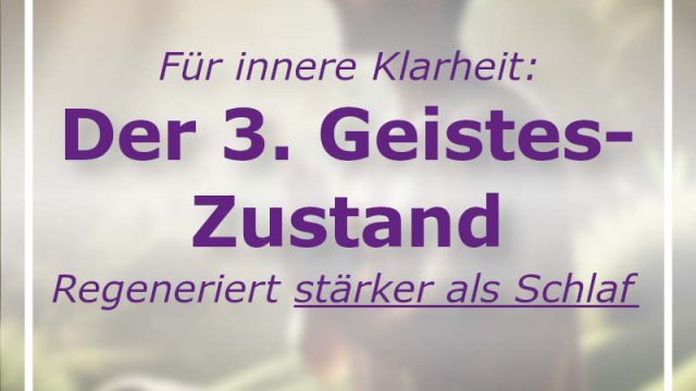 Mann meditiert in der Natur bei hellem Licht - Mentale Klarheit durch Atemübungen bei Stress + Yoga und Meditation